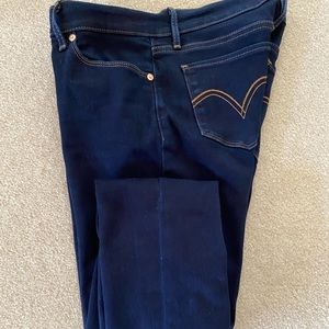 Low-rise women’s 524 skinny Levi Jeans size 7